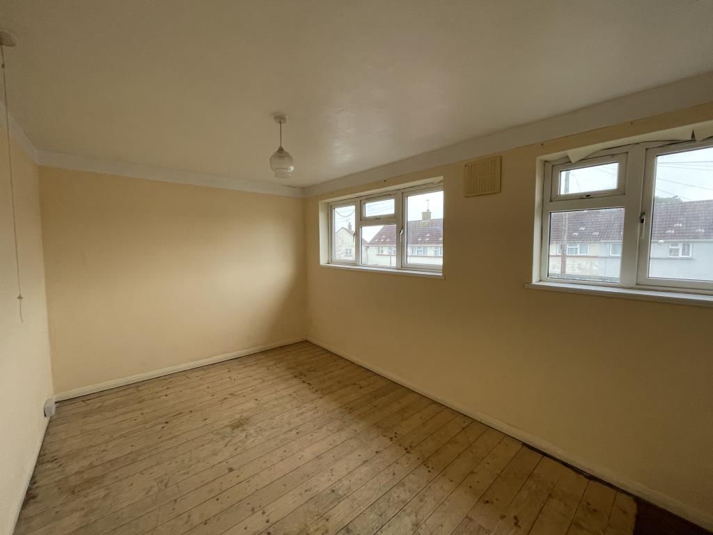 Lot: 122 - SEMI-DETACHED HOUSE IN NEED OF IMPROVEMENT IN POPULAR VILLAGE - Bedroom 1 in village semi in need of improvement